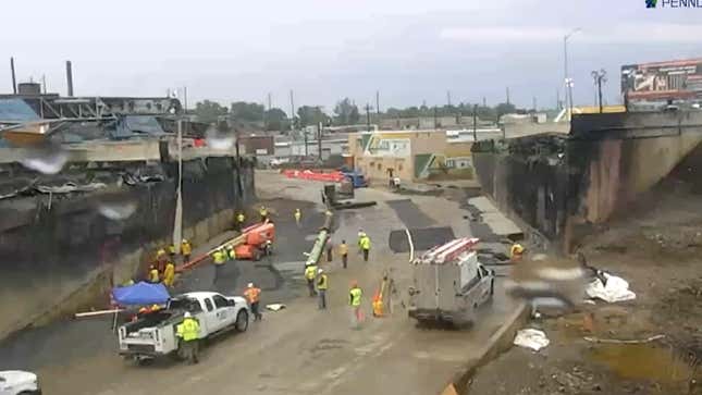 フィラデルフィアで崩壊した州間高速道路を労働者が再建する様子を生で見るというタイトルの記事の画像